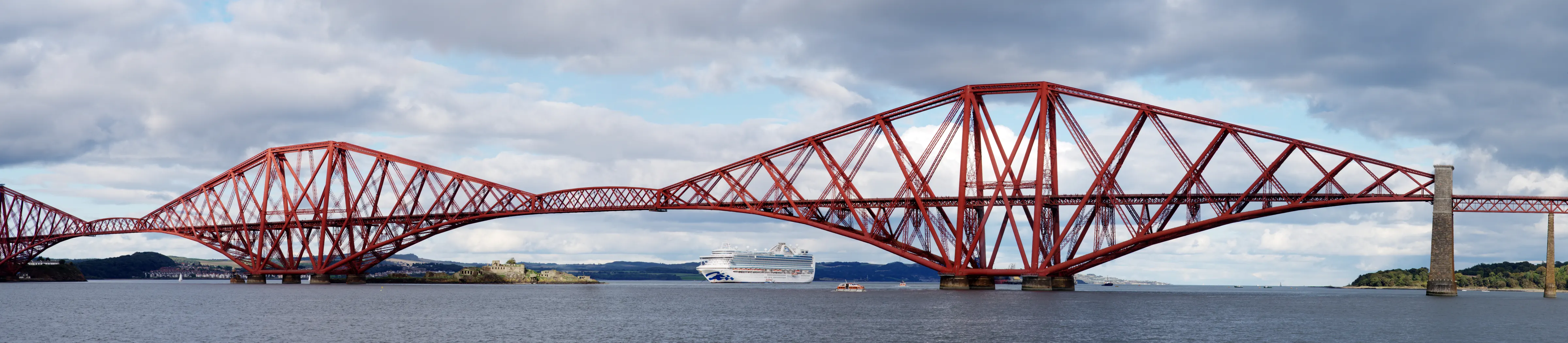 Forth Bridge bei Edinburgh mit Kreuzfahrtschiff