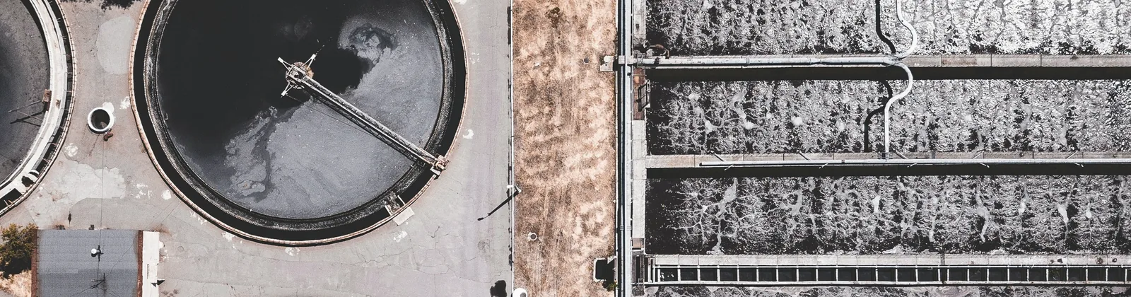 Becken einer Abwasser- und Aufbereitungsanlage aus der Luft